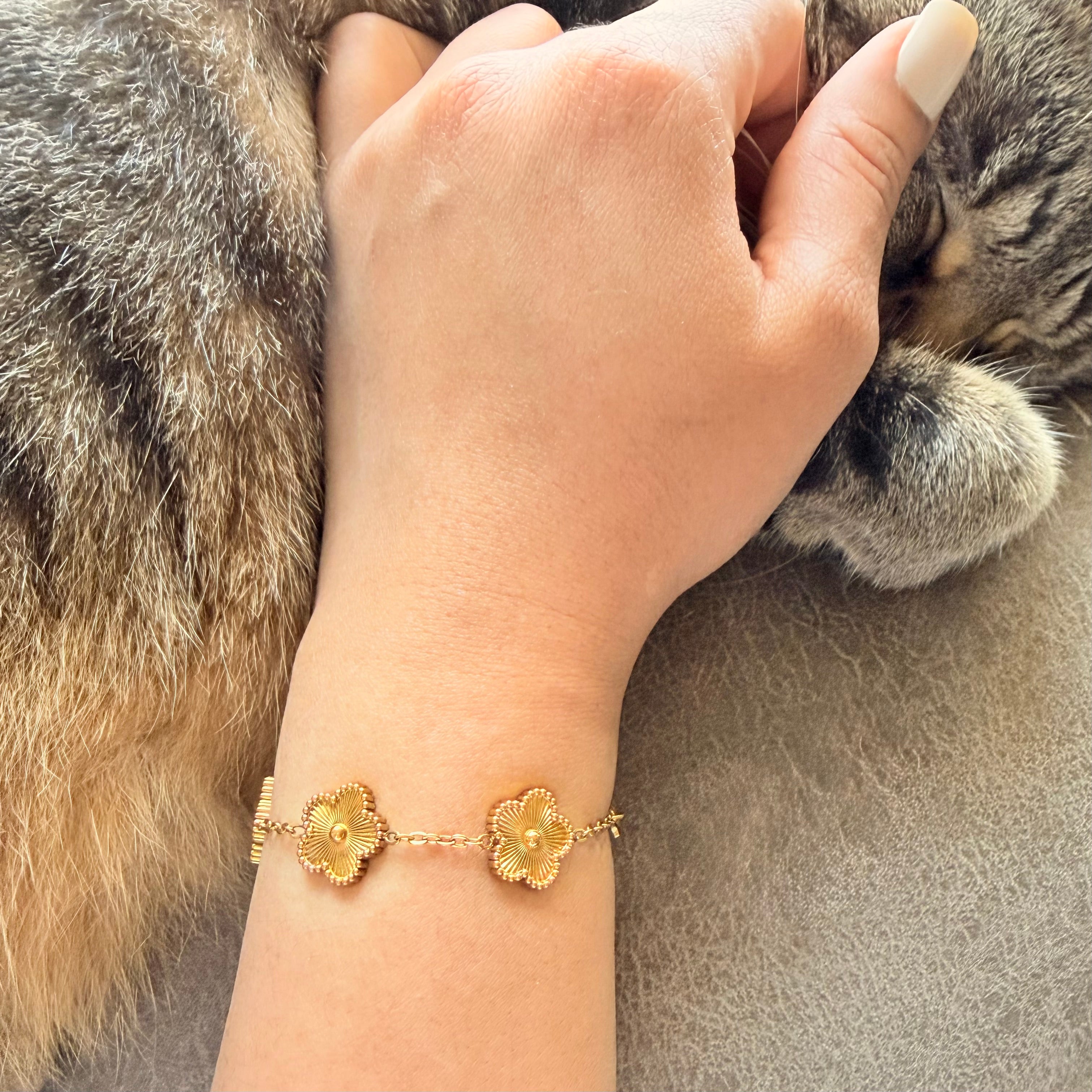 Aura 5 Motif Gold Flower Bracelet